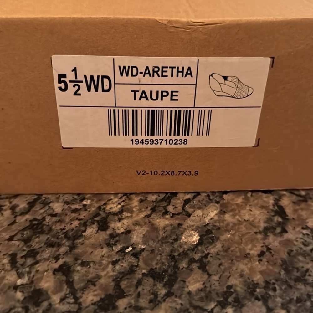 Journee Collection Aretha Taupe peep toe wedge NIB 5.5 - Picture 9 of 9